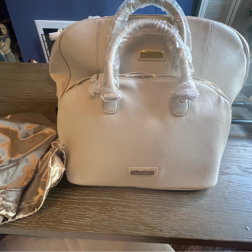 Joy & Iman Travel Set, Cream Weekender Duffle (w wheels) & matching Handbag- new